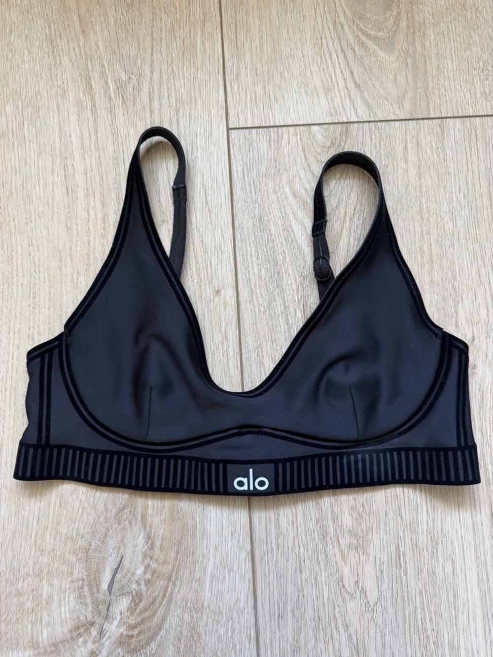 ALO Yoga Black V-Neck Light Support Sports Bralette